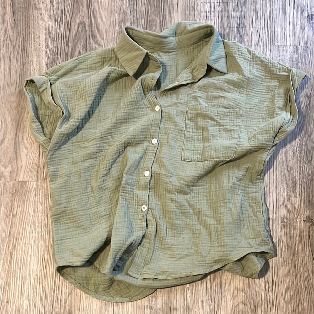 Casual Green Button-Up Shirt
